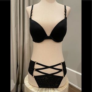 BRAND NEW NVR WORN GORGEOUS & UNIQUE STRAPPY GOLD & BLACK SEXY VS SET